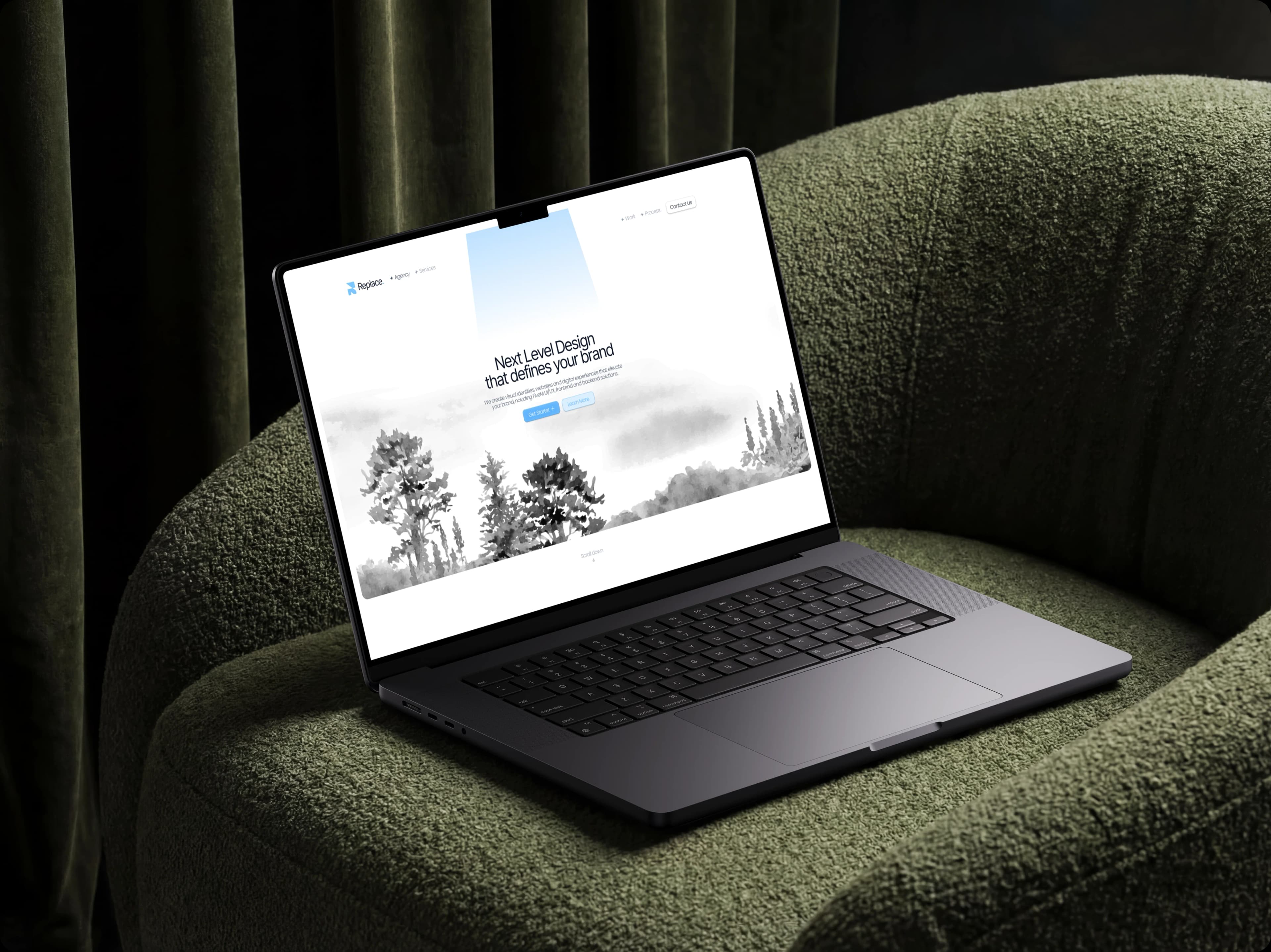 Replace. Website auf MacBook — klare Struktur und digitaler Auftritt