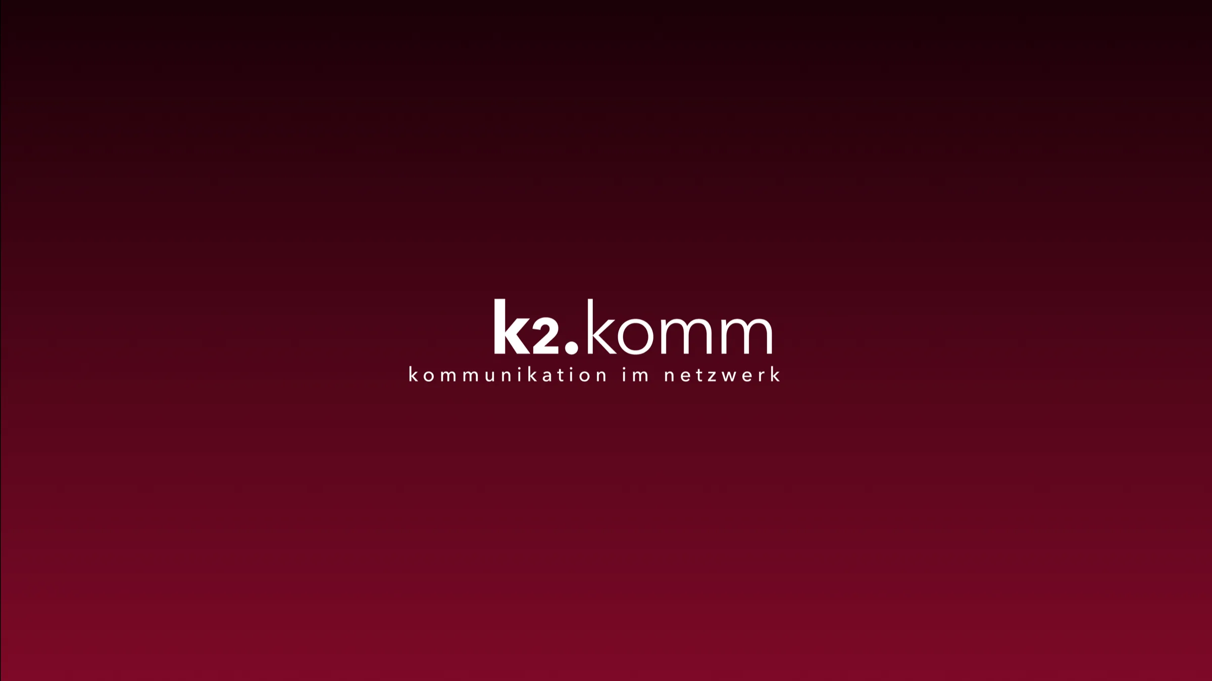k2.komm Wortmarke auf dunkelrotem Verlauf — Markenidentität für eine Kommunikationsagentur