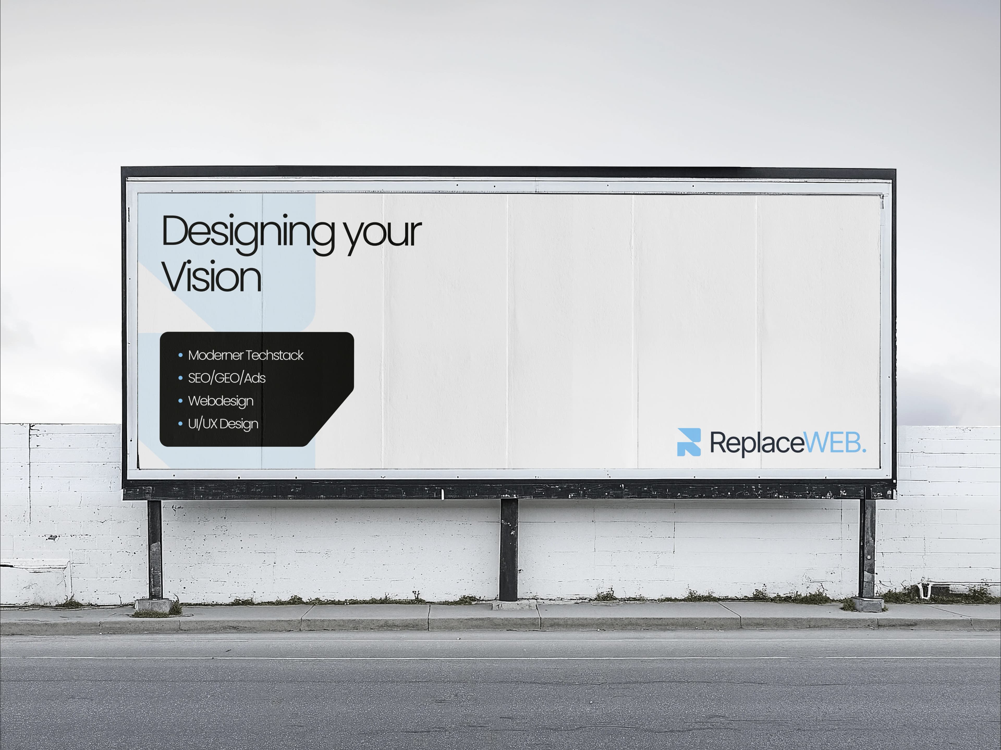 ReplaceWEB Plakat-Mockup an einer weißen Ziegelwand