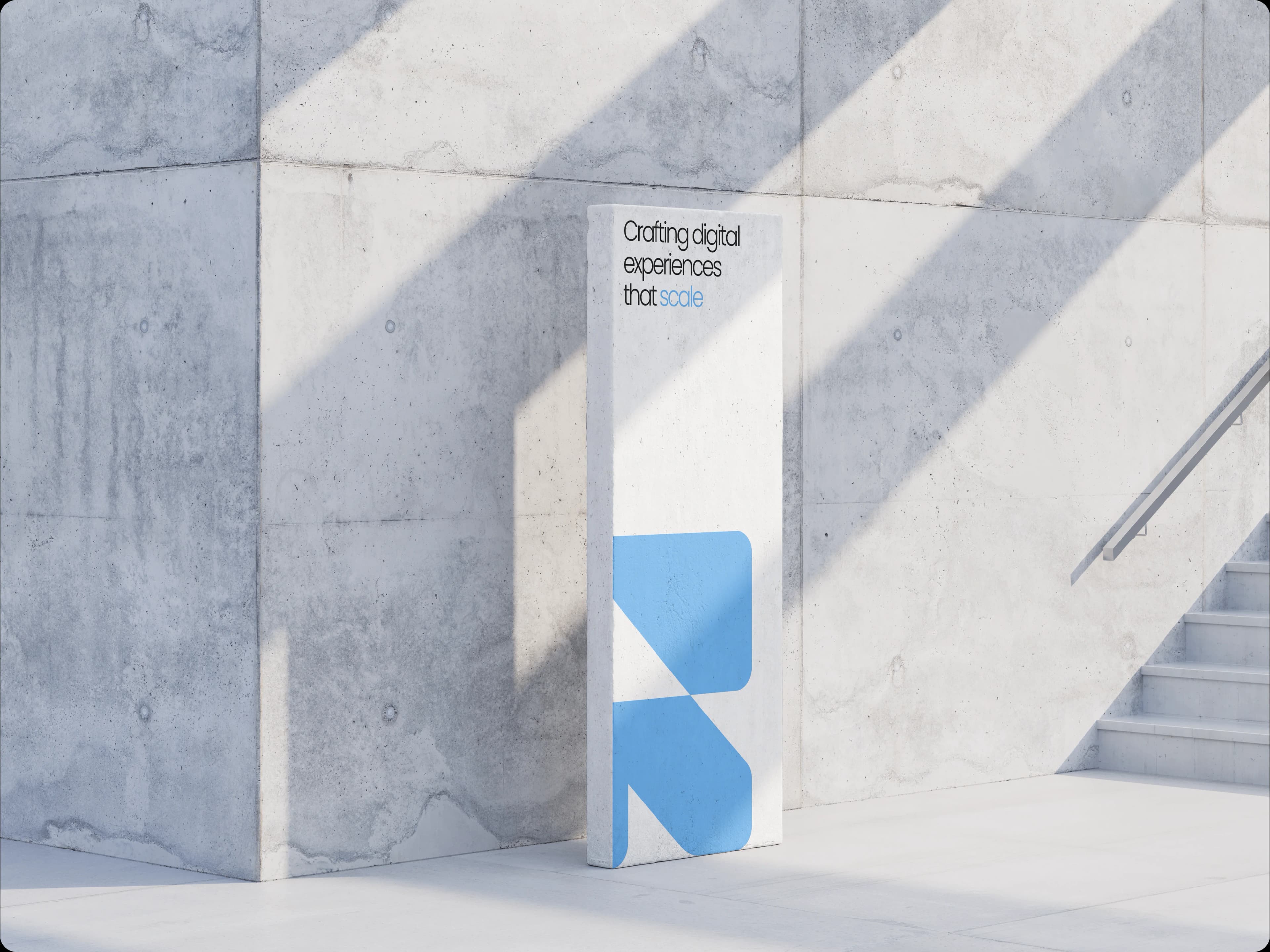 Beton-Stele mit blauem Markenzeichen — Crafting digital experiences that scale