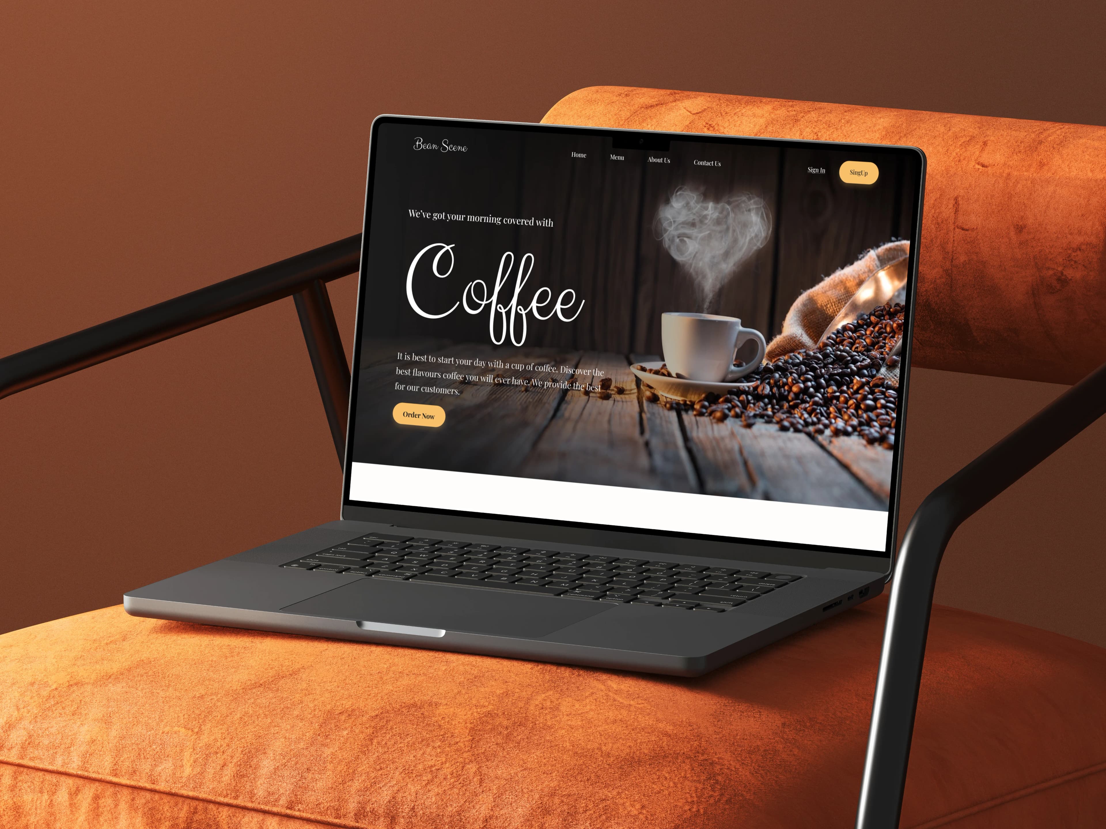 Laptop auf orangem Sessel vor Terrakotta-Wand — Website-Mockup auf dem Bildschirm